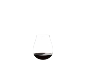 RIEDEL Restaurant O Pinot Noir gefüllt mit einem Getränk auf weißem Hintergrund