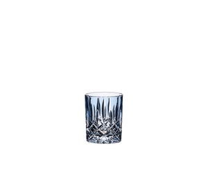 RIEDEL Laudon, Azzurro riempito con una bevanda su sfondo bianco