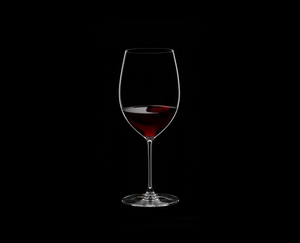 RIEDEL Veritas Restaurant Cabernet/Merlot gefüllt mit einem Getränk auf schwarzem Hintergrund