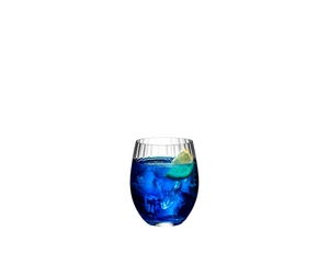 RIEDEL Tumbler Collection Optical O Longdrink gefüllt mit einem Getränk auf weißem Hintergrund