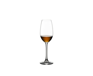 RIEDEL Ouverture Sherry gefüllt mit einem Getränk auf weißem Hintergrund