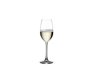 RIEDEL Ouverture Champagnerglas gefüllt mit einem Getränk auf weißem Hintergrund