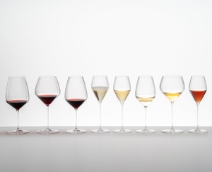 An unfilled RIEDEL Veloce Pinot Noir glass on a white background with product dimensions.