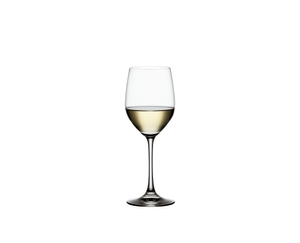 SPIEGELAU Vino Grande Weißweinglas gefüllt mit einem Getränk auf weißem Hintergrund
