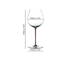 1 red wine filled and 5 unfilled RIEDEL Fatto A Mano Pinot Noir glasses with various stem colors (f.l.t.r.: dark blue, white, green, yellow, red and black) stand next to an open red wine bottle on a white ground against a white background.