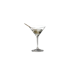 RIEDEL Vinum Martini riempito con una bevanda su sfondo bianco