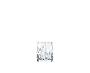 NACHTMANN Shu Fa Whisky Tumbler gefüllt mit einem Getränk auf weißem Hintergrund