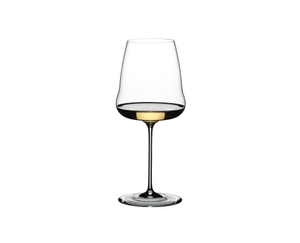 RIEDEL Winewings Verkostungsset gefüllt mit einem Getränk auf weißem Hintergrund