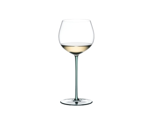 RIEDEL Fatto A Mano verre à Chardonnay élevé en fût, menthe rempli avec une boisson sur fond blanc