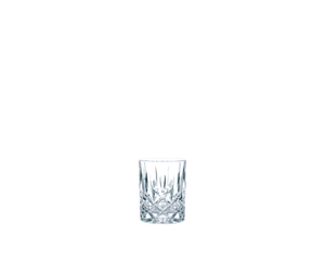 NACHTMANN Noblesse Whisky Tumbler gefüllt mit einem Getränk auf weißem Hintergrund