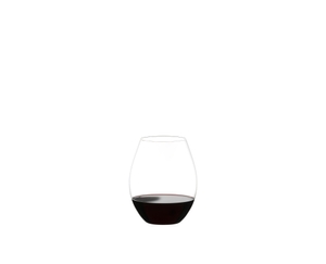 RIEDEL The O Wine Tumbler Ancien Monde Syrah rempli avec une boisson sur fond blanc