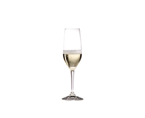 RIEDEL Ouverture Restaurant Champagnerglas gefüllt mit einem Getränk auf weißem Hintergrund