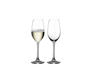 RIEDEL Ouverture Champagne Glass rempli avec une boisson sur fond blanc