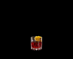 RIEDEL Drink Specific Glassware Neat gefüllt mit einem Getränk auf schwarzem Hintergrund
