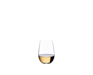 RIEDEL Restaurant O Riesling/Sauvignon Blanc con bebida en un fondo blanco