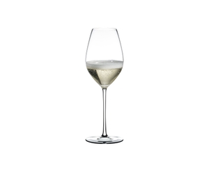 RIEDEL Fatto A Mano Champagner Weinglas Weiß R.Q. gefüllt mit einem Getränk auf weißem Hintergrund