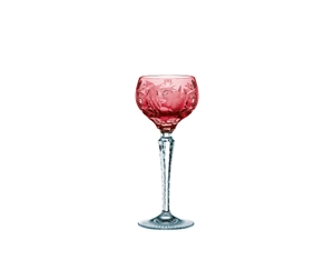 NACHTMANN Traube Wine Hock large ruby red gefüllt mit einem Getränk auf weißem Hintergrund