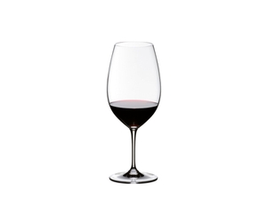 RIEDEL Vinum Syrah/Shiraz/Tempranillo riempito con una bevanda su sfondo bianco