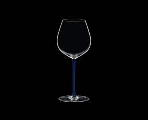 RIEDEL Fatto A Mano Pinot Noir Blau R.Q. auf schwarzem Hintergrund