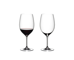 RIEDEL Vinum Cabernet Sauvignon/Merlot gefüllt mit einem Getränk auf weißem Hintergrund