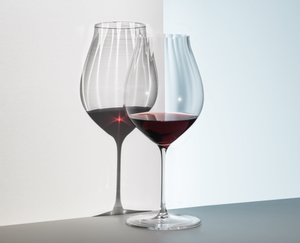 RIEDEL Performance Pinot Noir in use