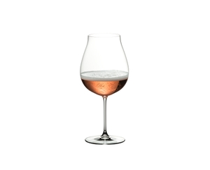 RIEDEL Veritas New World Pinot Noir/Nebbiolo/Rosé Champagne Glass riempito con una bevanda su sfondo bianco