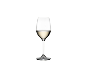 RIEDEL Wine Riesling/Zinfandel rempli avec une boisson sur fond blanc