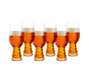 SPIEGELAU Craft Beer Classics IPA Glass gefüllt mit einem Getränk auf weißem Hintergrund