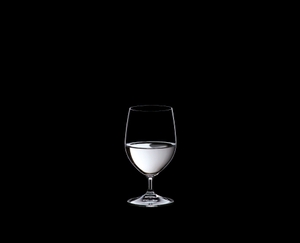 RIEDEL Restaurant Wasser gefüllt mit einem Getränk auf schwarzem Hintergrund