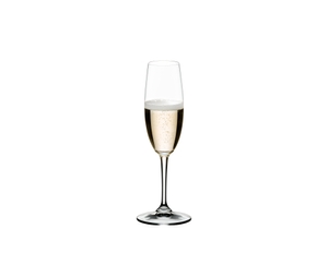 RIEDEL Degustazione Champagne Flute con bebida en un fondo blanco