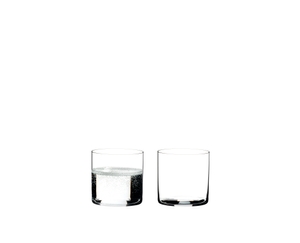 RIEDEL O Wine Tumbler Wasser H2O gefüllt mit einem Getränk auf weißem Hintergrund