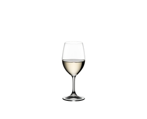 RIEDEL Ouverture White Wine riempito con una bevanda su sfondo bianco