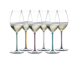 RIEDEL Fatto A Mano Champagner Weinglas gefüllt mit einem Getränk auf weißem Hintergrund
