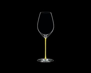 RIEDEL Fatto A Mano Champagner Weinglas Gelb auf schwarzem Hintergrund
