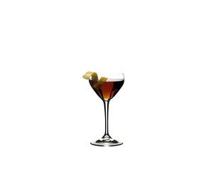 RIEDEL Drink Specific Glassware Nick & Nora riempito con una bevanda su sfondo bianco