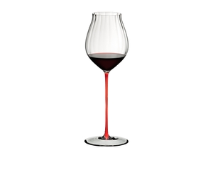 RIEDEL High Performance Pinot Nero Rosso riempito con una bevanda su sfondo bianco