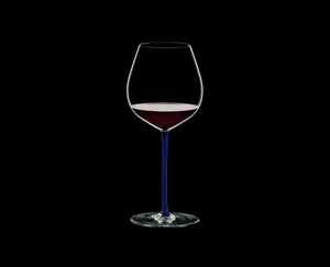 RIEDEL Fatto A Mano Pinot Noir Blau gefüllt mit einem Getränk auf schwarzem Hintergrund
