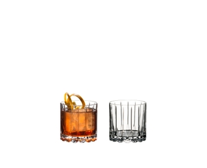 2 RIEDEL Drink Specific Glassware Rocks tumbler side by side. The glass on the left side is filled with an Old Fashioned, the other glass is empty.