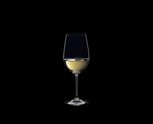 RIEDEL Vinum Restaurant Riesling Grand Cru gefüllt mit einem Getränk auf schwarzem Hintergrund