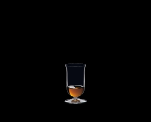 RIEDEL Bar Single Malt Whisky gefüllt mit einem Getränk auf schwarzem Hintergrund