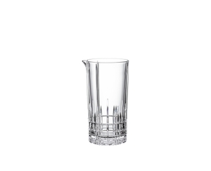 SPIEGELAU Perfect Serve Collection Rührglas - large gefüllt mit einem Getränk auf weißem Hintergrund