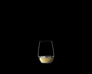 RIEDEL O Wine Tumbler O to Go Weißwein gefüllt mit einem Getränk auf schwarzem Hintergrund