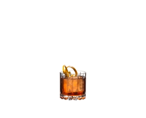 RIEDEL Drink Specific verres à cocktail Rocks rempli avec une boisson sur fond blanc
