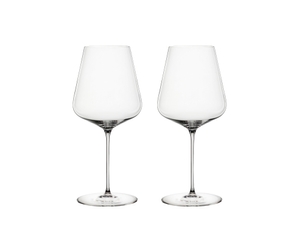 SPIEGELAU Definition Bicchiere Bordeaux riempito con una bevanda su sfondo bianco