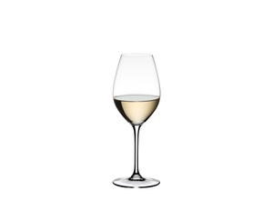 RIEDEL Wine Friendly RIEDEL 003 - Weißwein / Champagner Weinglas gefüllt mit einem Getränk auf weißem Hintergrund
