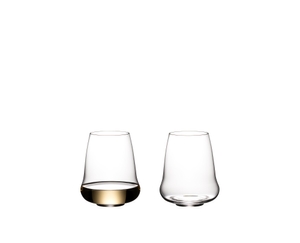 SL RIEDEL Stemless Wings Riesling/Sauvignon/Champagnerglas gefüllt mit einem Getränk auf weißem Hintergrund