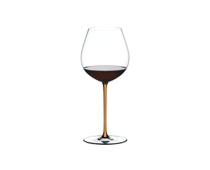 RIEDEL Fatto A Mano Pinot Noir - Orange gefüllt mit einem Getränk auf weißem Hintergrund