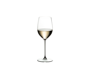 RIEDEL Veritas Restaurant Viognier/Chardonnay gefüllt mit einem Getränk auf weißem Hintergrund