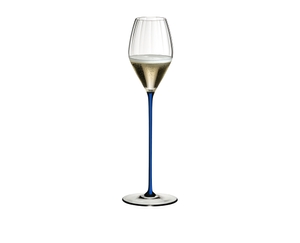 RIEDEL High Performance Champagnerglas - Dunkelblau gefüllt mit einem Getränk auf weißem Hintergrund
