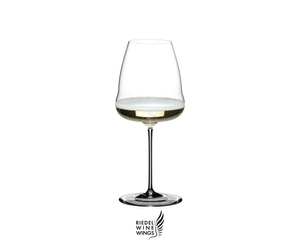 RIEDEL Winewings Champagner Weinglas gefüllt mit einem Getränk auf weißem Hintergrund